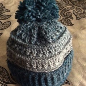 Beanie hat with pom